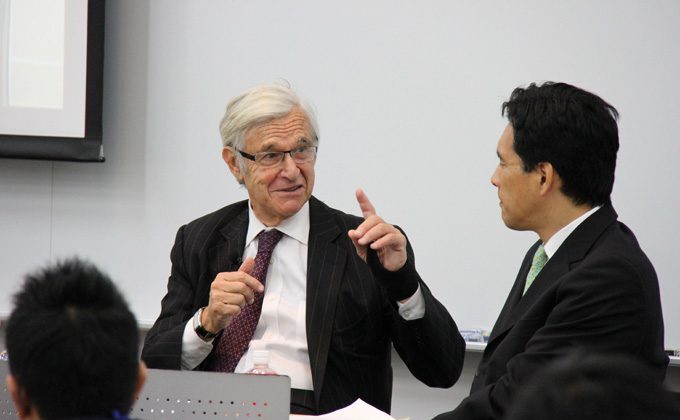 Top venture capitalist Alan Patricof speaks with Yoshito Hori at GLOBIS University