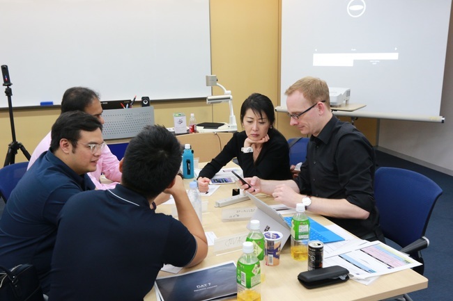 GLOBIS University MBA students discuss the unique elements of culture in a typical Japanese office