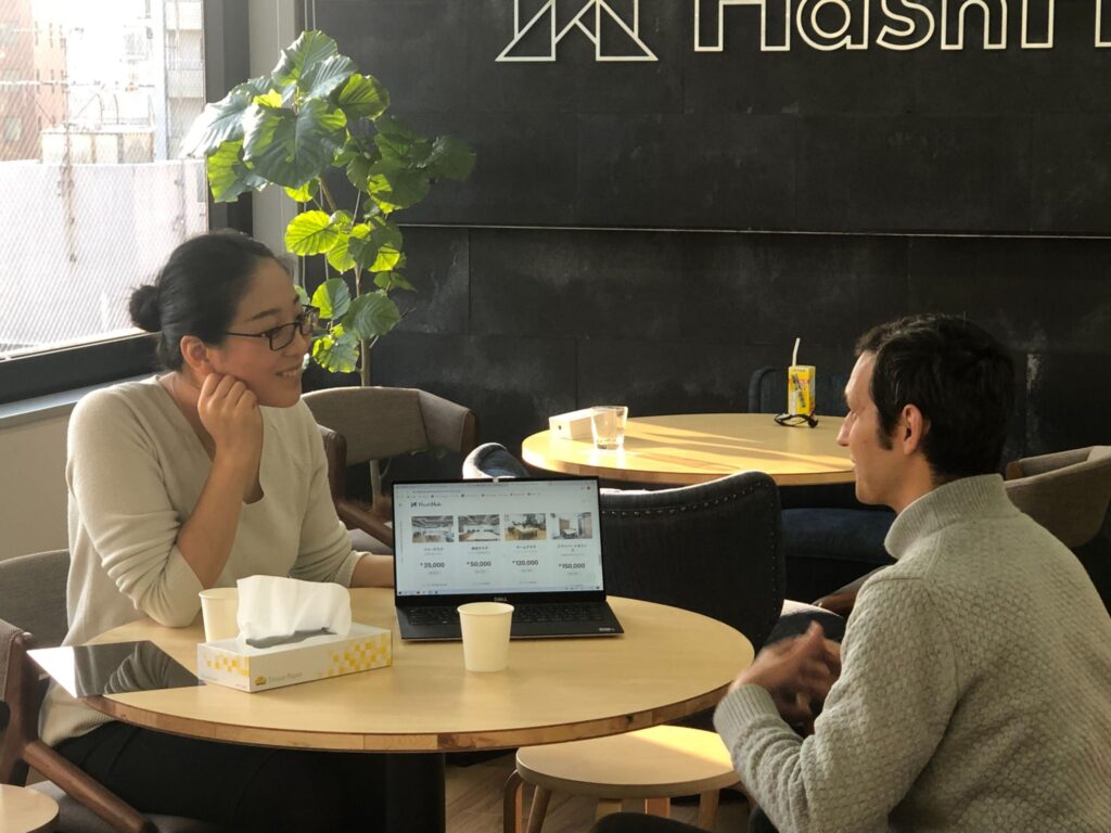 Yoriko Beal talks with a client in HashHub headquarters.