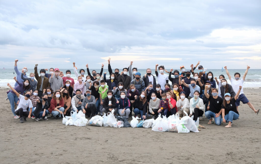 The large group of mymizu staff and users after a beach clean