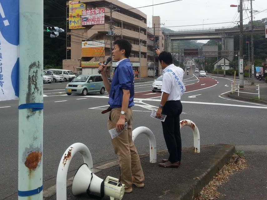Chikara Takeoka campaigns on the street of Yokosuka.