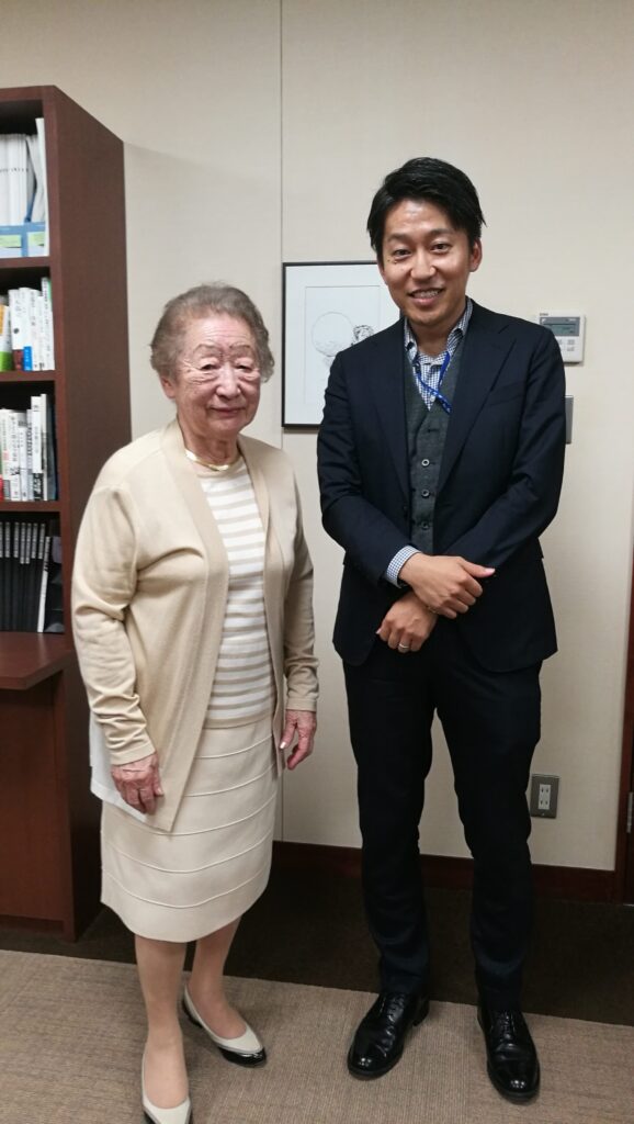 Tomohiro Kuwabara and Sadako Ogata, two important figures in the development and support of emerging markets.